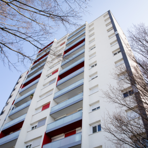 La tour Montesquieu sous un beau ciel bleu de printemps. - Agrandir l'image, .PNG 2,0 MB (fenêtre modale)