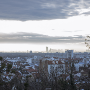 Vue sur Paris depuis le parc des Carrières, on aperçoit les tours Duo (180 et 122 mètres) situées dans le 13e arrondissement. Elles ont été imaginées par les Atelier Jean Nouvel. - Agrandir l'image, .PNG 1,4 MB (fenêtre modale)